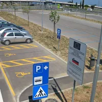 Pod pasarelo v Semedeli je na parkirišču Parkiraj in se pelji 
včeraj dopoldne avtomobile pustilo le deset voznikov. 