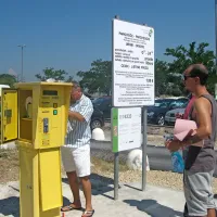 Komunala je včeraj dopoldne usposobila parkirni avtomat na 
makadamskem parkirišču za tržnico.  