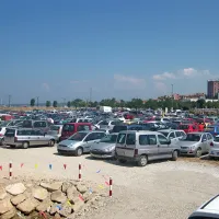 Parkirišče za tržnico je bilo tudi včeraj, prvi dan, ko je bilo 
plačljivo, polno. 