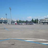 Skoraj povsem prazno je bilo včeraj tudi parkirišče za 
stadionom. 