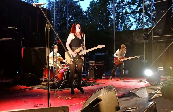 Punčke so lani v ljubljanskih Križankah skorajda zasenčile 
stonerske veterane Queens of the Stone Age, danes pa 
nastopajo v Izoli. 