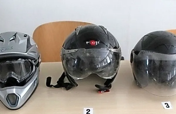 Med poostrenim nadzorom so policisti ustavili 42 motoristov, ki na glavi niso imeli varnostne čelade. Brez nje je bilo tudi deset sopotnikov.  

