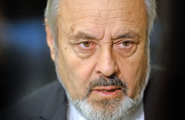 Edini, ki se je včeraj omenjal kot možni slovenski arbiter, je bil 
Ernest Petrič, trenutno član ustavnega sodišča in strokovnjak 
mednarodnega prava.