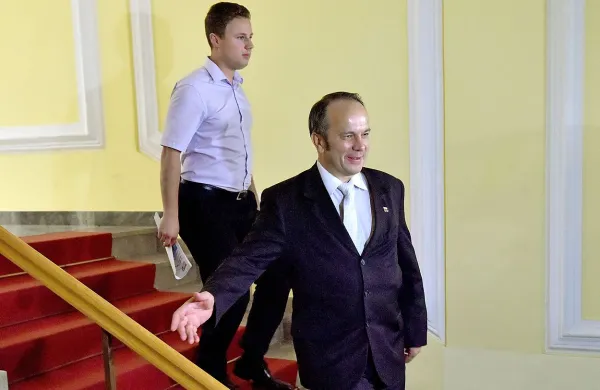 Predsednik komisije za nadzor tajnih služb Branko Grims (v 
ospredju) s članom komisije Žanom Mahničem (oba SDS).