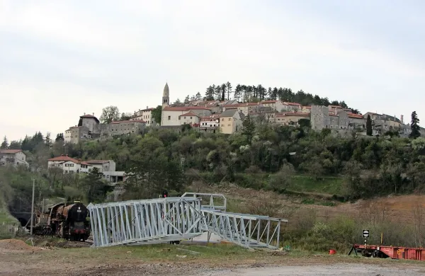 Še obstaja možnost, da bi prebivalcem nekaterih naselij, med 
njimi je tudi Štanjel (na fotografiji), uspelo ustaviti postavljanje 
baznih postaj v bližini njihovih bivališč.