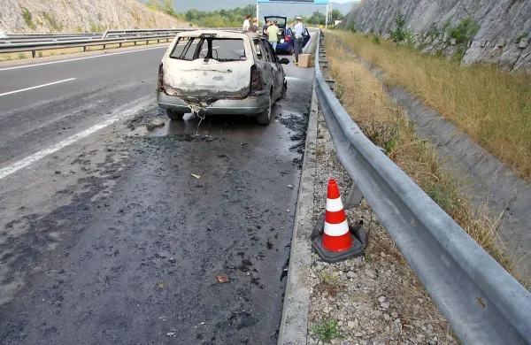 Včeraj ob 17. uri je zagorel  avtomobil pri predoru Kastelec. 