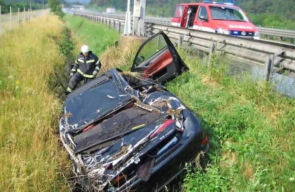Sredi enega najbolj vročih poletij je 50-letnico iz okolice 
Ljubljane na avtocesti pri Dolenji vasi v sredo presenetil 
močan naliv.