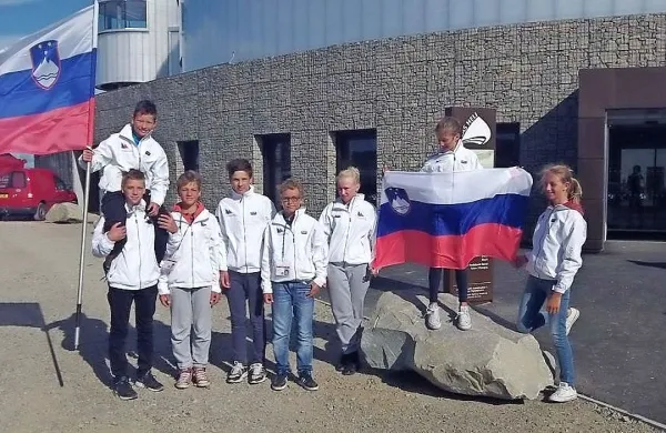 Slovenska reprezentanca, ki je v  mestecu Pwllheli v Veliki 
Britaniji nastopila na odprtem evropskem prvenstvu razreda 
optimist.  