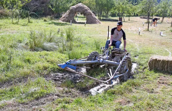 Kmečka dirka z BCS-kami je že tradicionalno na programu 
opasila v Prešnici.