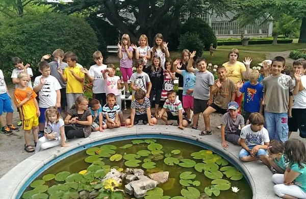Tako se zberejo zadovoljni kraški  šolarji (fotografija je posneta v sežanskem botaničnem vrtu), ki del počitnic preživljajo organizirano. 