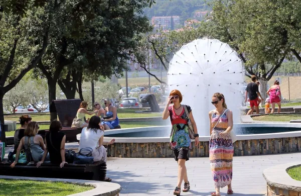 Tudi za zdrave ljudi je priporočljivo, da se izogibajo naporov v 
času trajanja previsoke koncentracije ozona.