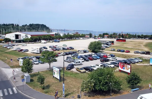 Marina Portorož je piranski občini odpovedala najemno 
pogodbo za brezplačno makadamsko parkirišče v Luciji. 