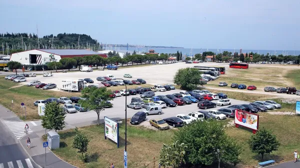 Marina Portorož je piranski občini odpovedala najemno 
pogodbo za brezplačno makadamsko parkirišče v Luciji. 