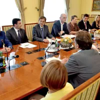 Premier Miro Cerar (v sredini) je včeraj na sestanek povabil 
vodje političnih strank. 