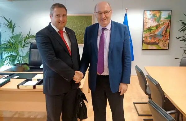Komisar Phil Hogan (desno) in minister Dejan Židan