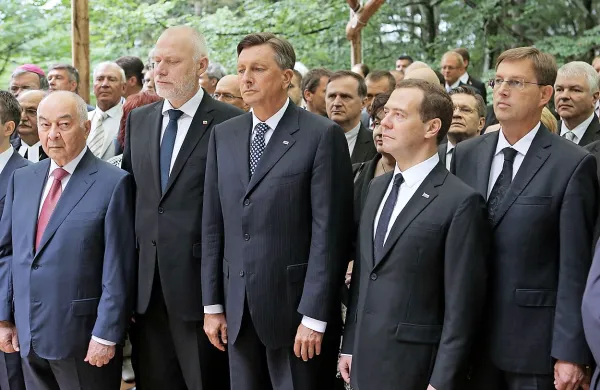 Ruska kapelica, ki spominja na tragične dogodke med prvo 
svetovno vojno, je  postala simbol miru in prijateljstva med 
slovenskim in ruskim narodom, so poudarjali govorniki na  
spominski slovesnosti pod Vršičem.