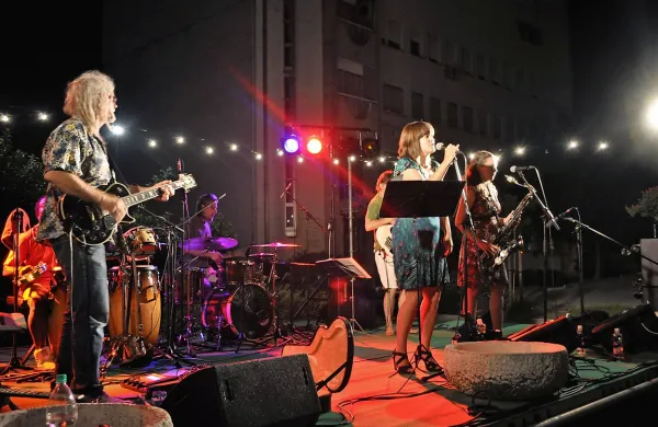 Zasedba Fake Orchestra je v petek predstavila ljudske pesmi 
v modernejših glasbenih oblikah. 