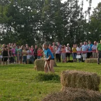 S koso in grabljami proti nevihti