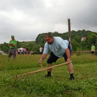 S koso in grabljami proti nevihti