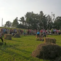 S koso in grabljami proti nevihti