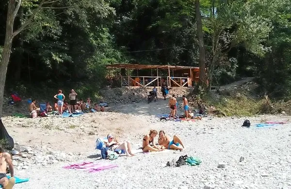 Zgolj dva vikenda  v juliju je na plaži ob Soči v Kanalu manjkal 
začasni bar KKM. 