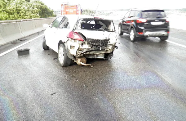 Avtomobil renault megane tujih registrskih oznak je trčil v 
betonsko ograjo na viaduktu.