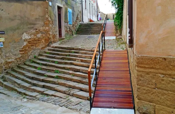 V Adamičevi ulici v Piranu, na stopnišču, ki vodi do cerkve Sv. 
Jurija, so postavili  montažno klančino, ki bo gibalno oviranim 
omogočila dostop do župnijske cerkve Sv. Jurija in Pastoralno kulturnega centra Georgios. 