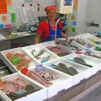 V teh dneh gredo v promet predvsem ribe, ki jih je najlažje 
pripraviti na žaru, ugotavlja Melita Glavina iz ribarnice Mevimar. 