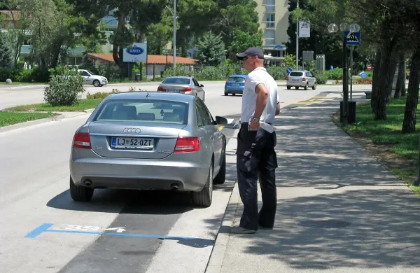   Kdo ni plačal parkirnine in kdo je avto na parkirišču pustil 
predolgo, preverjajo  redarji piranskega podjetja Okolje.