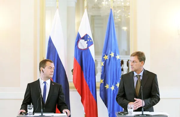 Slovenski premier Miro Cerar in predsednik ruske vlade 
Dmitrij Medvedjev sta  poudarila, da so sankcije, ki jih je proti 
Rusiji zaradi ukrajinske krize uvedla Evropska unija, prizadele 
gospodarstvi obeh držav.