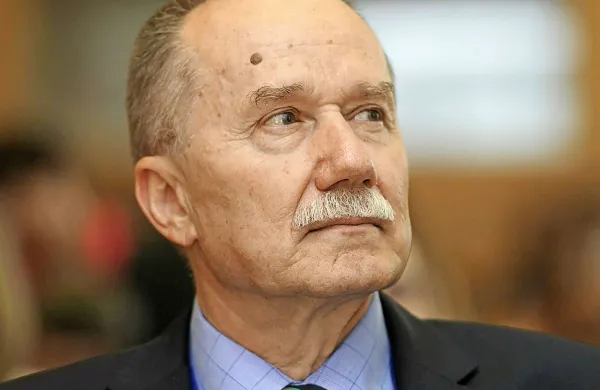 Arbitražno sodišče je po odstopu dosedanjega slovenskega 
sodnika Jerneja Sekolca zaradi prisluškovalne afere prejšnji 
četrtek Slovenijo pozvalo, naj v 15 dneh imenuje novega 
sodnika.