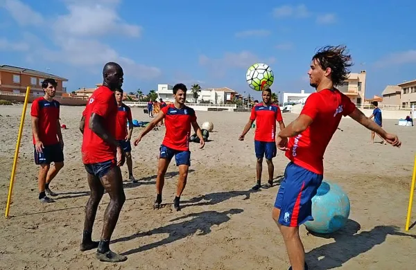 Rene Krhin se z novimi soigralci pri Granadi pripravlja kar na 
španskih plažah.