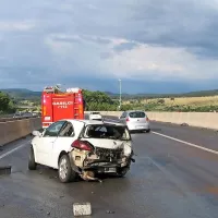 Megana srbske registracije je premetavalo na spolzki in mokri 
cesti.
