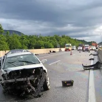 29-letnega voznika je vrglo iz avtomobila na odstavni pas. 