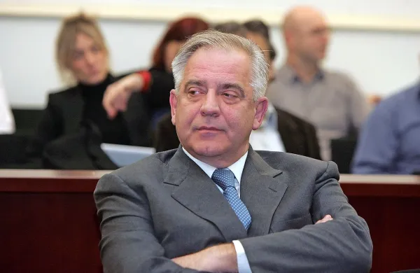 Hrvaško ustavno sodišče je danes sporočilo, da je razveljavilo pravnomočno sodbo, na podlagi katere so nekdanjega hrvaškega premierja Iva Sanaderja v primerih Hypo 
in Ina-Mol obsodili na osem let in pol zapora zaradi vojnega 
dobičkarstva in podkupovanja.