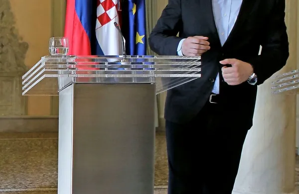 Na današnjo oceno svojega slovenskega kolega Mira Cerarja, da hrvaška stran v skladu z mednarodnopravnimi 
pravili ter pravili v arbitražnem sporazumu ne more izstopiti iz 
arbitražnega procesa, je Zoran Milanović dejal, da Hrvaška to 
lahko stori in tudi bo.