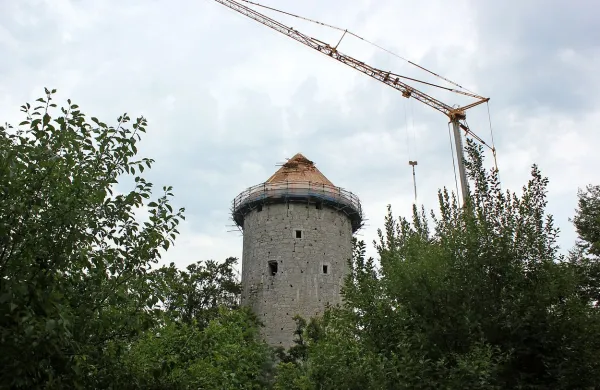 Ravbarjev stolp bo kmalu krasila in predvsem varovala nova, 
s skodlami prekrita streha.