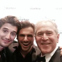 Selfie z Georgeom W. Bushem
