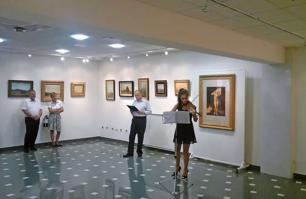 Odprtje razstave del Dušana Premrla je z violino pospremila 
mlada  in perspektivna violinistka Tjaša Klanac (na fotografiji 
desno).