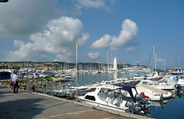 Bodoči  pomol B bo imel zgolj leve krake in bo segal do 
dvigala za plovila na manipulativni ploščadi marine. Na 
nekaterih tamkajšnjih parcelah ima služnost Riba. 