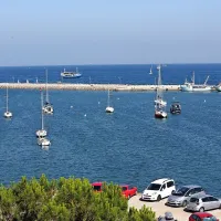 Valobran je dokončan. Kdaj bo zgrajen  pomol B, ki  bo  
zasedel še zadnje proste vodne površine  med marino in 
občinskim akvatorijem, pa  ni jasno.   