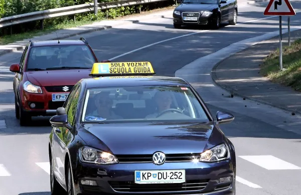 Nova rešitev ni idealna; če bo kandidat začel vožnjo v Ilirski 
Bistrici in bo moral med izpitom preizkusiti vožnjo po 
avtocesti, bo moral v Postojno.