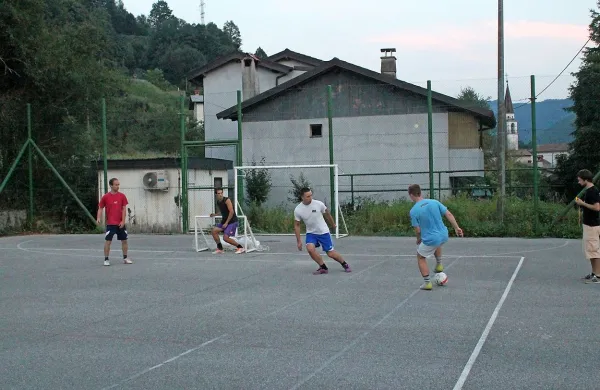 Utrinek iz   Avč, s tekme med Deponjo (modri) in Levpo.

