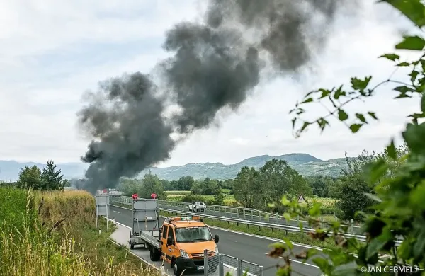 Na hitri cesti med Ajdov&scaron;čino in Selom zagorel tovornjak