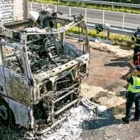 Požar je uničil tovorno vozilo in poškodoval prikolico.