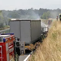 Zaradi odstranjevanja posledic gorečega tovornega vozila je 
zaprta primorska hitra cesta med Ajdovščino in Selom proti 
Vrtojbi.