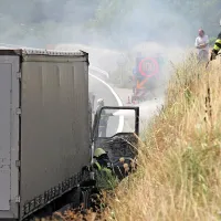 Na hitri cesti med Ajdov&scaron;čino in Selom zagorel tovornjak