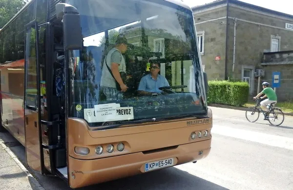 Iz Ilirske Bistrice proti Ljubljani vsak dan potnike odpelje 
devet nadomestnih avtobusov.