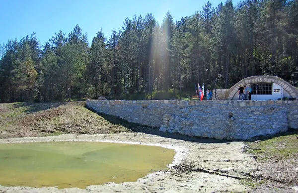 V Golcu sega gozd vse do obnovljenega vaškega vodnega 
zajetja.