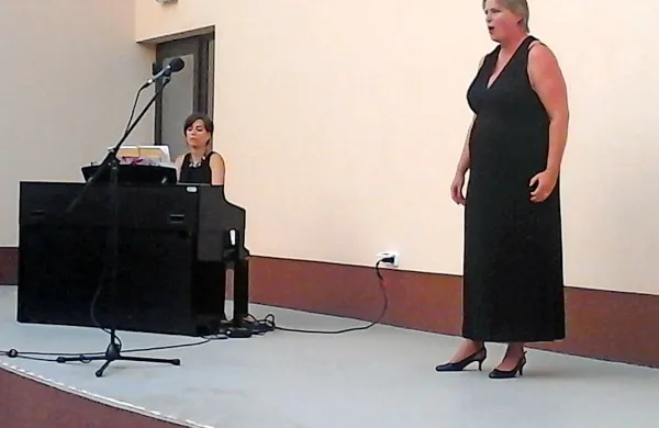Sopranistka Christine Pugel je ob klavirski spremljavi Nine Volk bistriški večer popestrila s 
koncertom ljubezenskih pesmi.